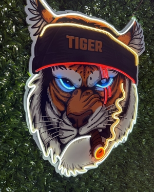 Sigara İçen Kaplan Neon Işık Tablo 75x70