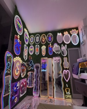 Beauty' Neon Işıklı Dekoratif Ayna