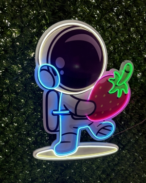 Çilek Tutan Astronot Dekoratif LED Işık