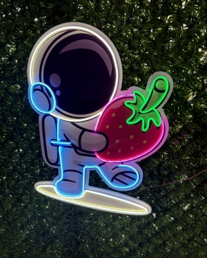 Çilek Tutan Astronot Dekoratif LED Işık