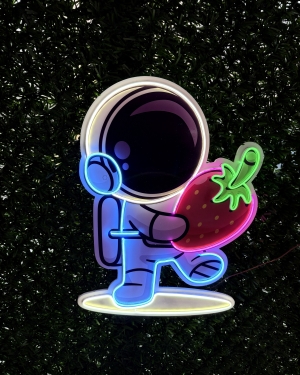 Çilek Tutan Astronot Dekoratif LED Işık