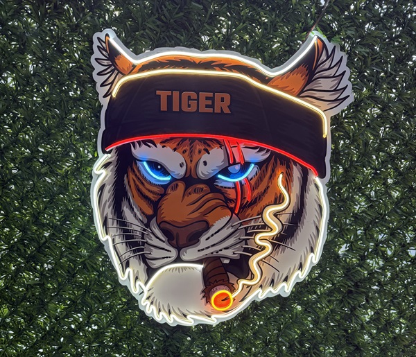 Sigara İçen Kaplan Neon Işık Tablo 75x70